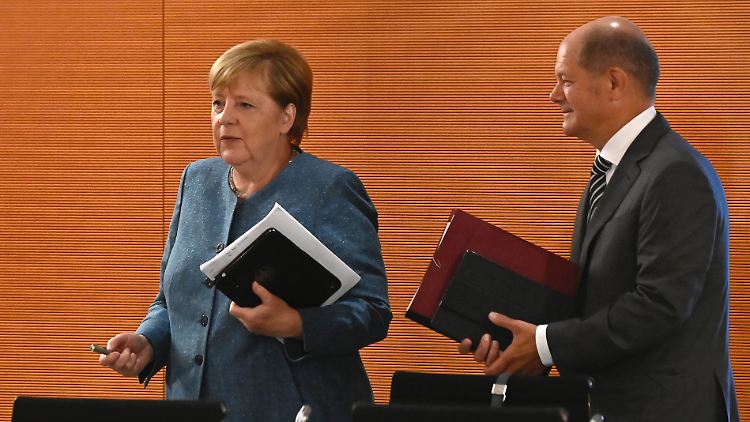 Bundesfinanzminister Olaf Scholz (r.) will die Bezugsdauer für das Kurzarbeitergeld auf 24 Monate verlängern.