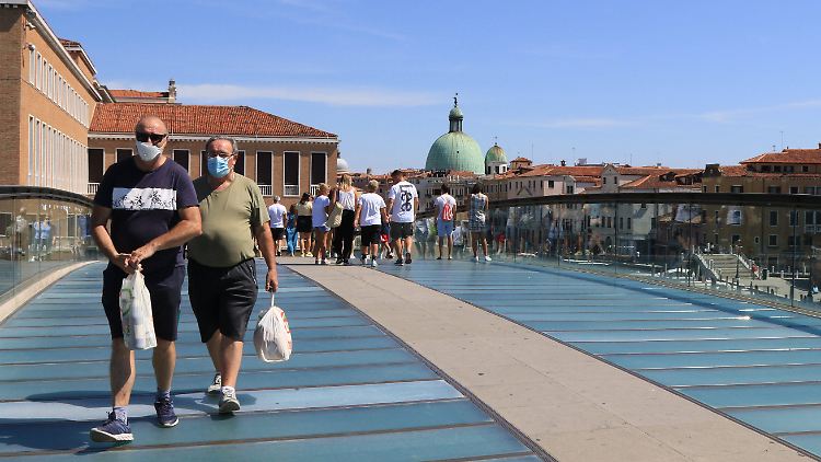 Italien hat für die Zeit zwischen 18 und 6 Uhr für Teile des öffentlichen Raumes eine Maskenpflicht erlassen.