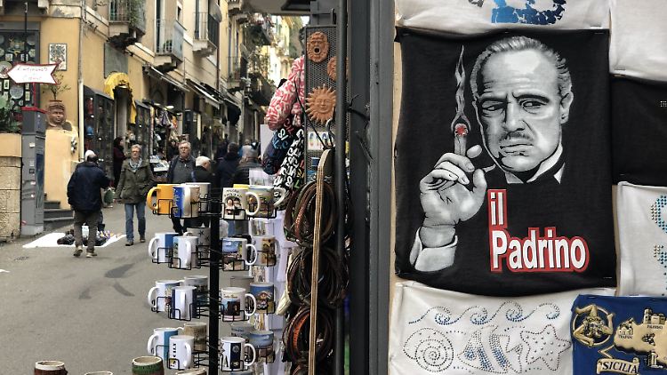 In Italiens Touristenshops sind Mafia-Anspielungen wie auf den Film "Der Pate" Kult. Für viele Italiener ist die Mafia bittere Realität.