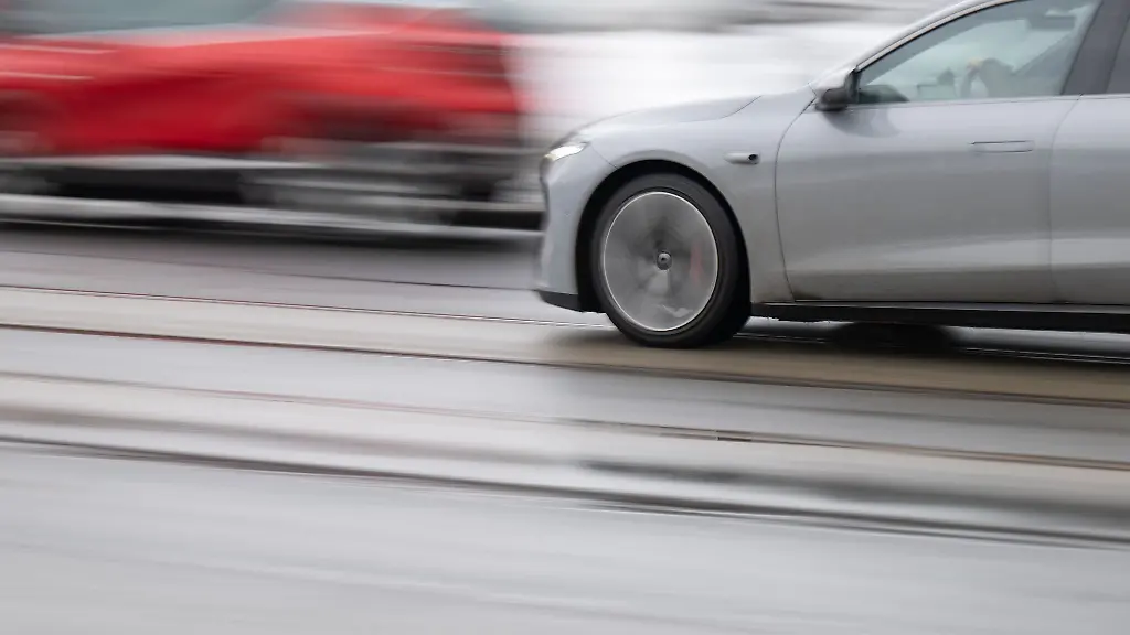 Zu-schnelles-Fahren-mit-dem-Auto-ist-eine-der-Hauptursachen-von-Unfaellen-Daher-blickt-die-Polizei-im-Rahmen-einer-europaweiten-Aktionswoche-vom-7-bis-zum-13-April-verstaerkt-auf-das-Tempo-der-Autofahrer