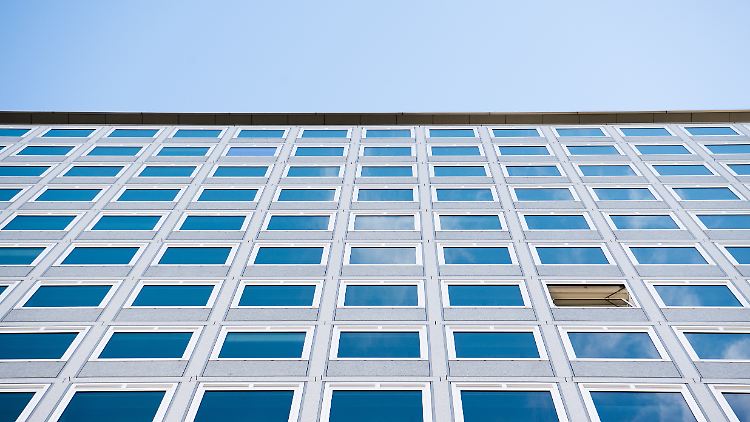 Geschlossene Fenster steigern in der kalten Jahreszeit die Gefahr einer Vireninfektion.