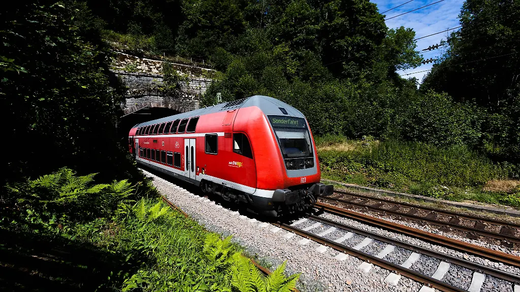 Reisende-muessen-sich-auf-der-Schwarzwaldbahn-auf-Behinderungen-einstellen