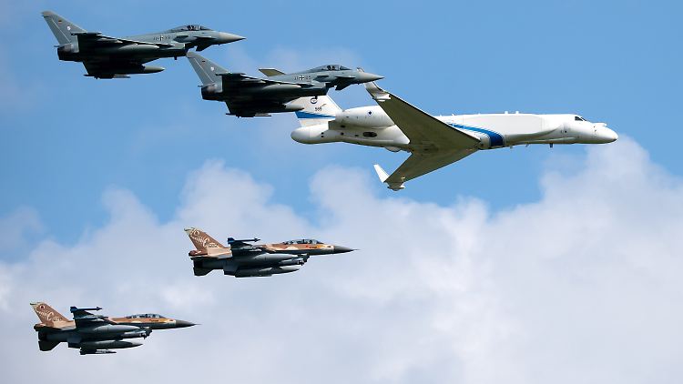 Deutsche und israelische Flugzeuge flogen gemeinsam über Fürstenfeldbruck und die KZ-Gedenkstätte Dachau.