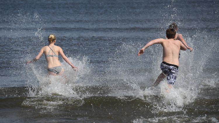 Vor allem bei Badewetter mit hohen Wassertemperaturen vermehren sich die Bakterien.