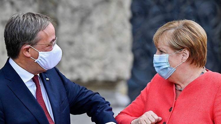 Kein Amtsbonus für Laschet: Dass Merkel am Kanzleramt festhielt, hält Schäuble bis heute für einen großen Fehler. 