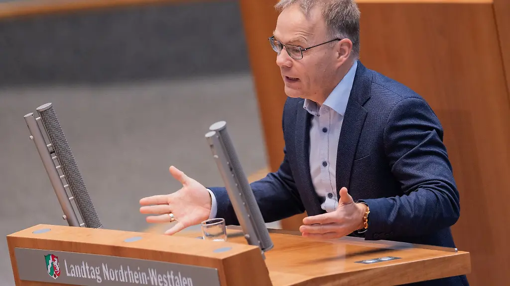 Der-AfD-Abgeordnete-Christian-Blex-bei-einer-Rede-im-Landtag