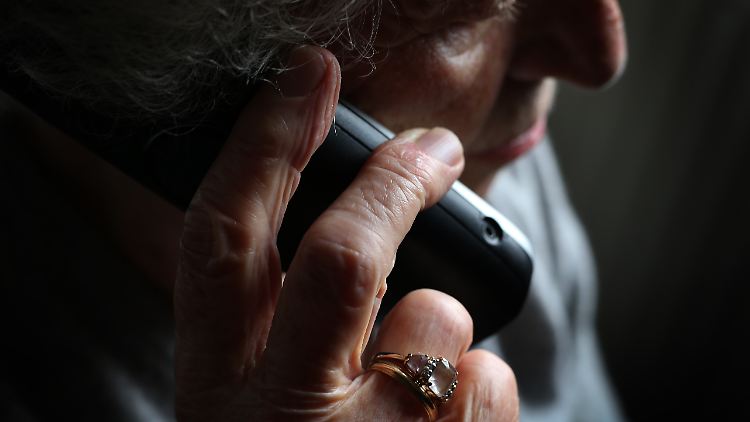 Am Telefon erzählten die Betrüger der 81-Jährigen, ihr Sohn sitze in U-Haft und käme nur auf Kaution frei. 