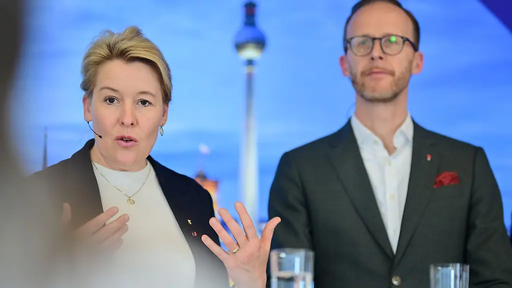 Senatorin-Giffey-und-BEW-Chef-Christian-Feuerherd-praesentieren-die-erste-Jahresbilanz-des-inzwischen-landeseigenen-Unternehmens