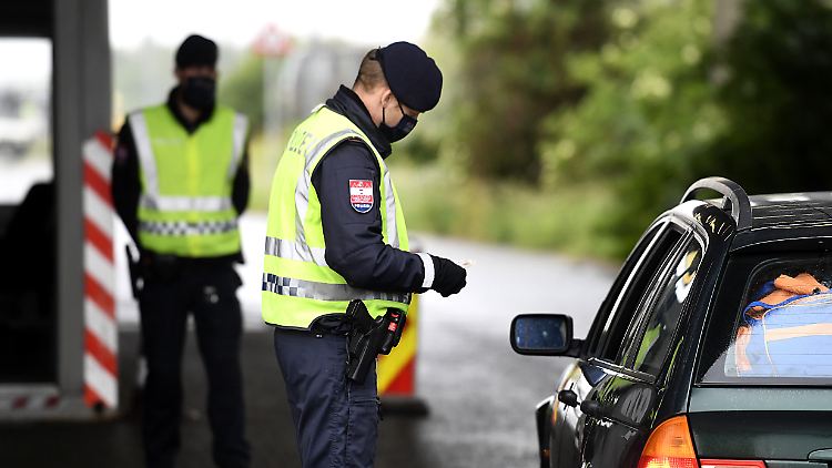 Hunderte zusätzliche Polizisten sollen die Kontrollen von Autos an den Grenzen zu Ungarn und Slowenien wie auch Italien unterstützen.