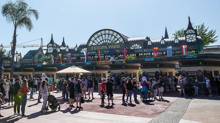Europa-Park-Besucher vom 10. August sollen auf Corona-Symptome achten.