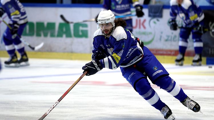 Kapitän der israelischen Eishockey-Nationalmannschaft, Eliezer Sherbatov.