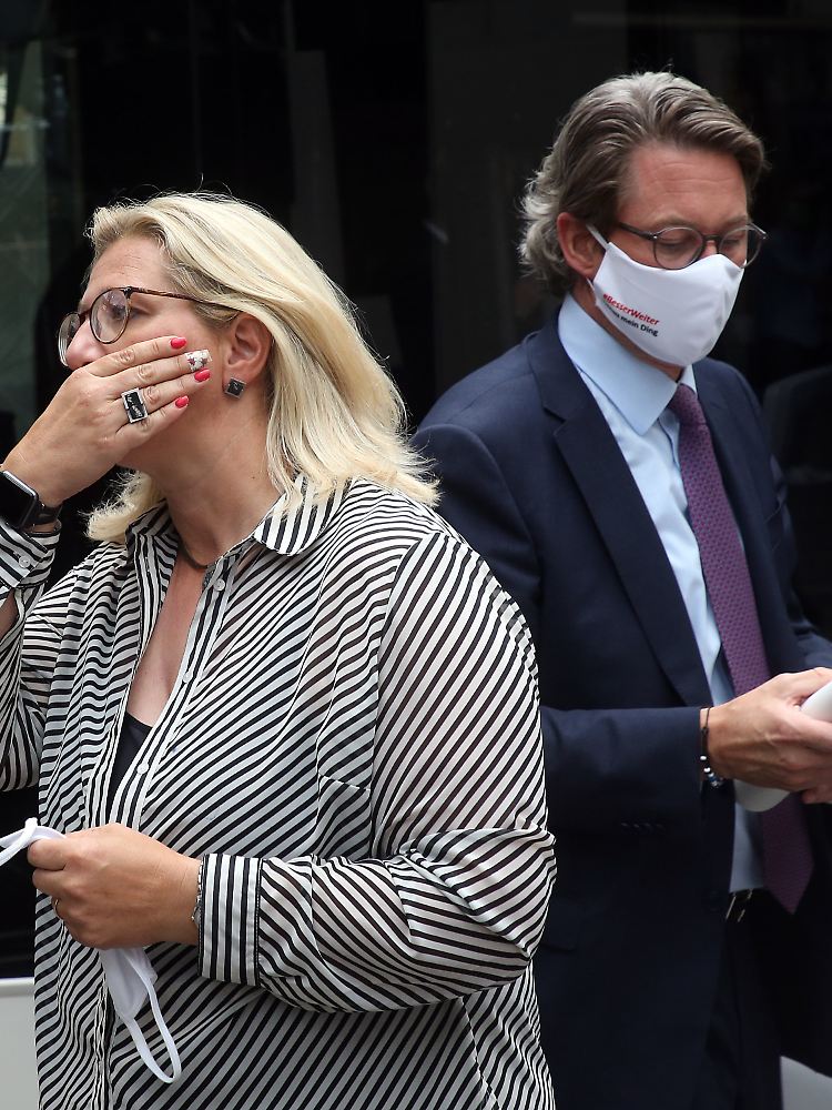 Ob die Hand als Maskenersatz im Zweifelsfall genügt? Dazu machten Rehlinger und Scheuer keine Angaben.