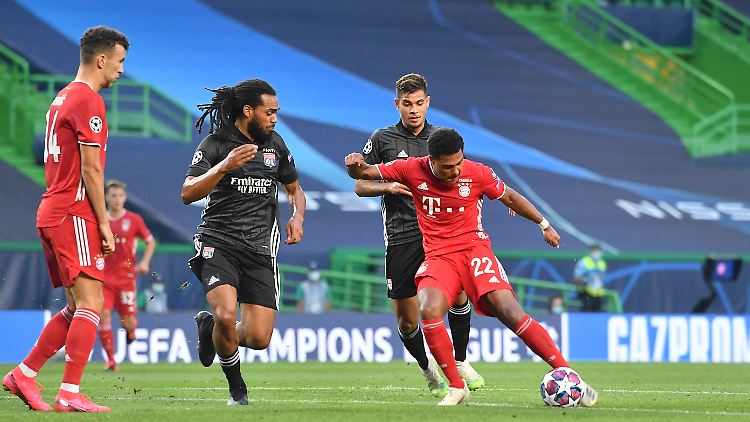 Der Moment, in dem sich der FC Bayern das Champions-League-Halbfinale zurück erobert: Serge Gnabry schickt den Ball zum 1:0 in Richtung Winkel.
