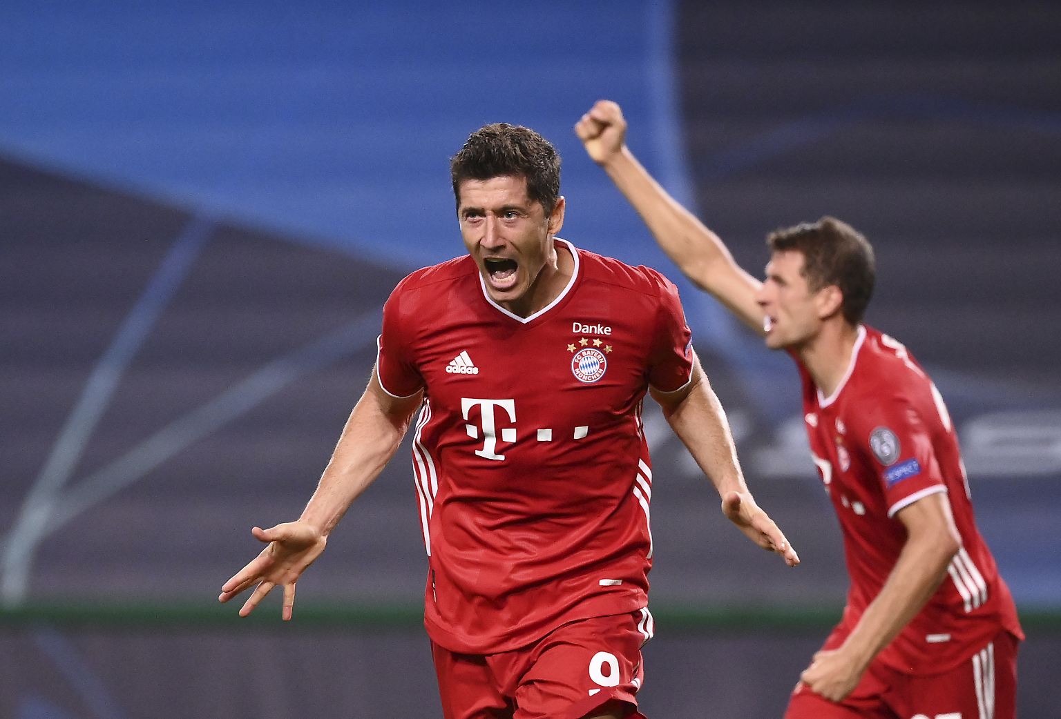 Robert Lewandowski sank mit einem Lächeln auf die Knie und trommelte mit beiden Fäusten ausgelassen auf den Rasen, dann umarmte er jeden im roten Trikot, der ihm über den Weg lief. 