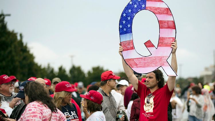 QAnon-Anhänger sehen sich einer riesigen Verschwörung elitärer Kreise auf der Spur.