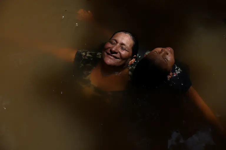 Tabita-dos-Santos-Moraes-with-her-granddaughter-Talita-de-Oliveira-Moraes