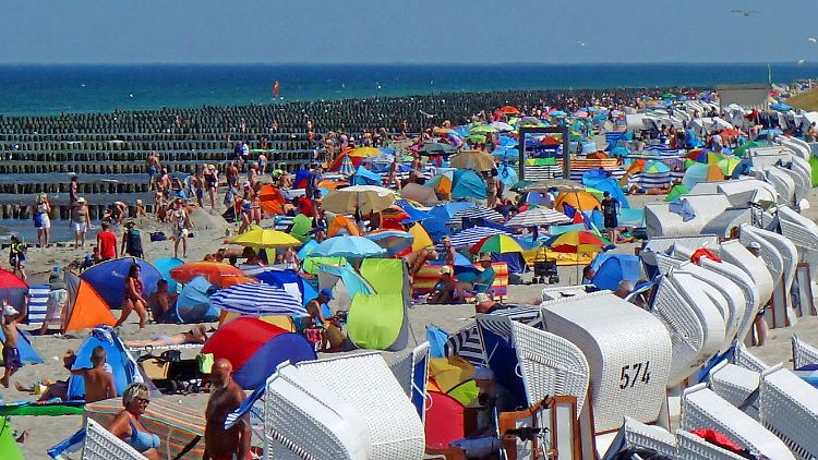Ein voller Strand in Zingst auf dem Darß.