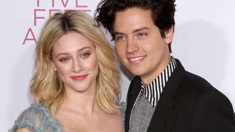 Reinhart und Sprouse hatten sich am Set der Netflix-Serie "Riverdale" kennengelernt. 