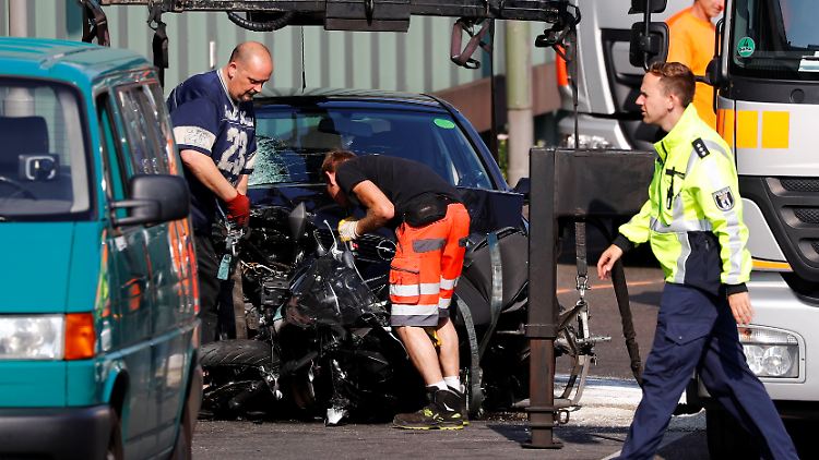 Der Wagen, mit dem der Täter sechs Menschen verletzte, wurde abgeschleppt.