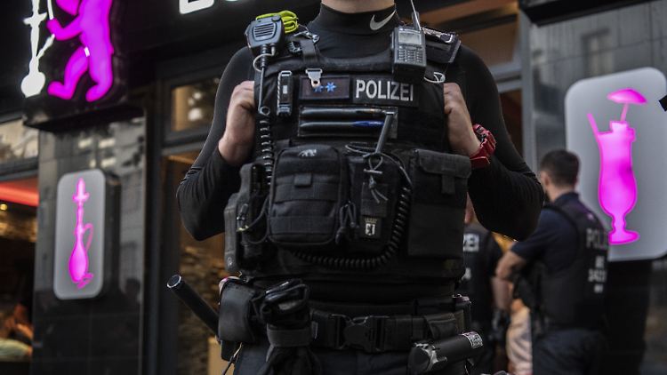 Die Berliner Polizei kontrolliert im August 2019 eine verdächtige Shisha-Bar.