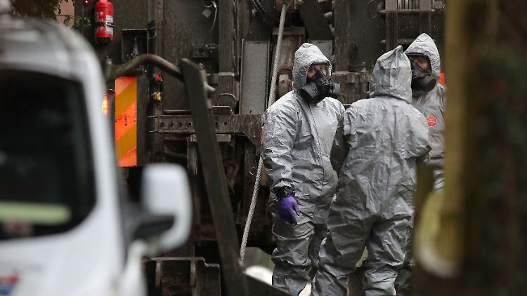Britische Ermittler am Tatort im Fall Skripal.