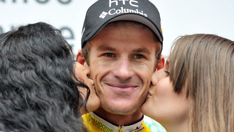 Ein Bild, das es so nicht mehr geben wird: Der ehemalige australische Radprofi Michael Rogers wird bei einer Siegerehrung von zwei Hostessen geküsst.