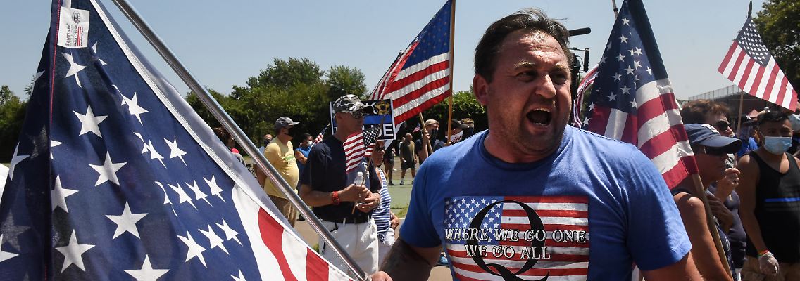 2020-08-12T190501Z_1062819012_RC2JCI9NBEDC_RTRMADP_3_USA-ELECTION-TRUMP-PROTESTS.JPG