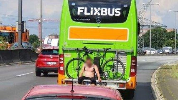 Ohne Sicherung sitzt der Mann auf dem Fahrradgepäckträger.