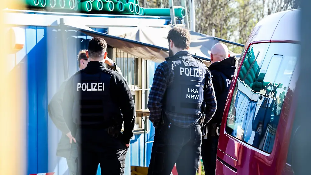 Polizeibeamte-stehen-auf-dem-Betriebsgelaende-einer-Kiesgrube