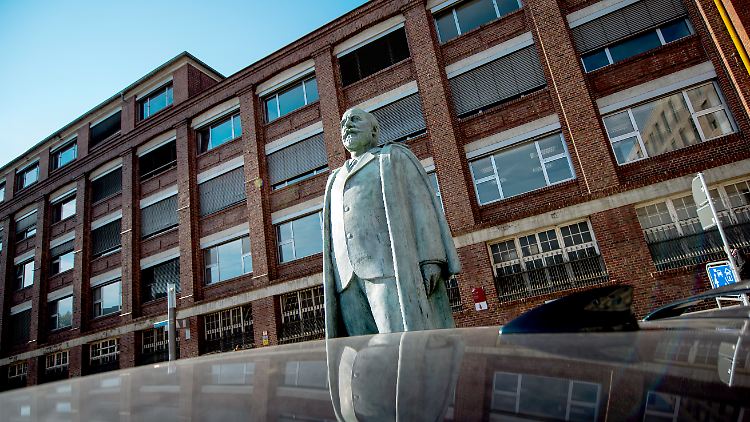 Statue von Firmengründer Adam Opel vor dem historischen Firmenportal in Rüsselsheim.