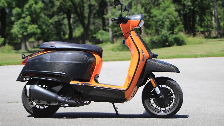 Auf formschönen Mehrspeichen-Felgen im 12-Zoll-Format umrundet die Lambretta sämtliche Hindernisse.
