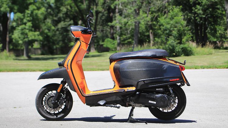 Die "Fix Fender" genannte Konstruktion mit rahmenfestem Kotflügel ist genauso ein Lambretta-Erkennungsmerkmal wie die dünne Sportsitzbank.