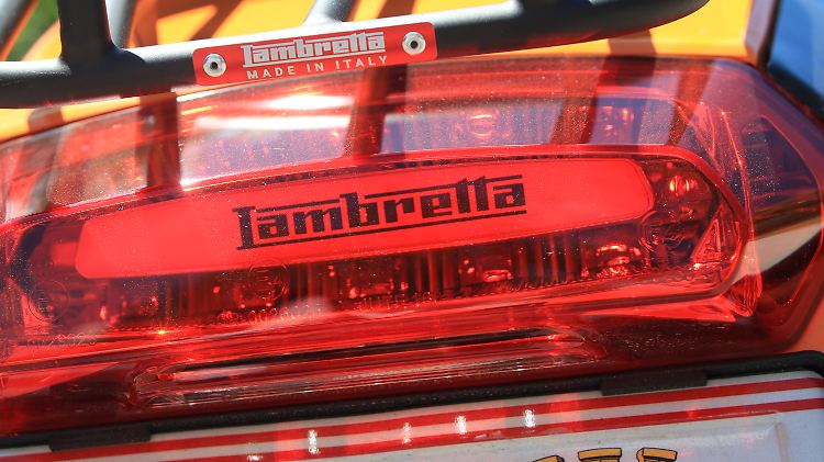 An allen möglichen Ecken und Enden erinnern Lambretta-Logos daran, auf welchem fahrbaren Untersatz man unterwegs ist.