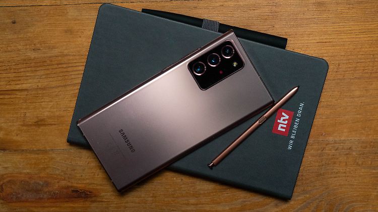 Im Vergleich zum DIN-A5-Notizbuch sieht man wie groß das Samsung Galaxy Note 20 Ultra ist.