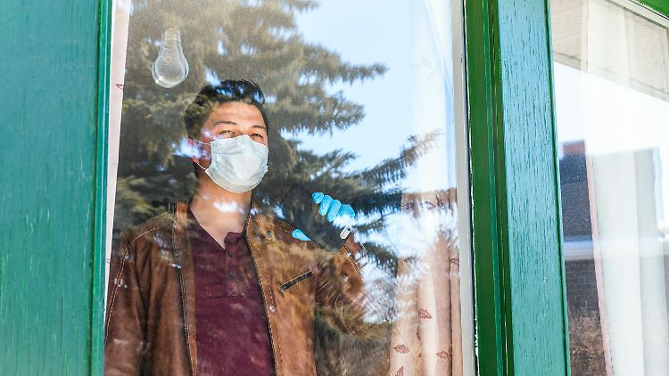 Die neuen Erkenntnisse könnten für mehr Menschen den Gang in Quarantäne zur Folge haben.