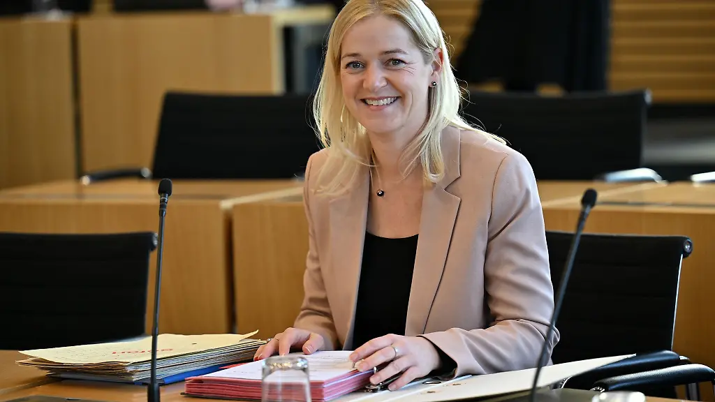 Die-Thueringer-Migrationsministerin-Beate-Meissner-CDU-stoppt-die-Verteilung-von-Asylbewerbern-aus-sogenannten-sicheren-Herkunftslaendern-in-die-Kommunen