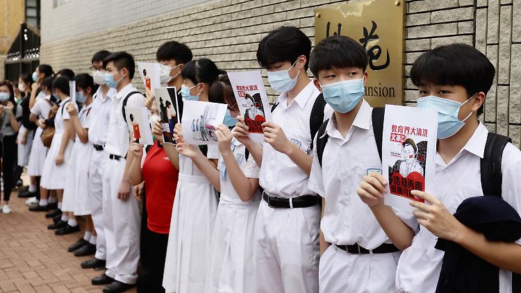 Schüler in Hongkong bei einem Protest gegen das Eingreifen des Bildungsministeriums in die Freiheit des Lernens.