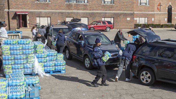 In Flint verteilten Freiwillige Wasser an die Bevölkerung.