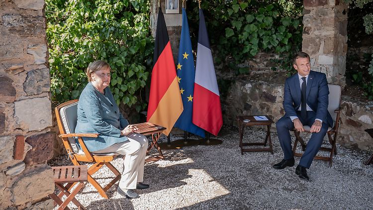 Auf einer Festung in Südfrankreich ist die Gesprächsatmosphäre gleich ganz anders: Merkel und Macron hatten viel zu besprechen.