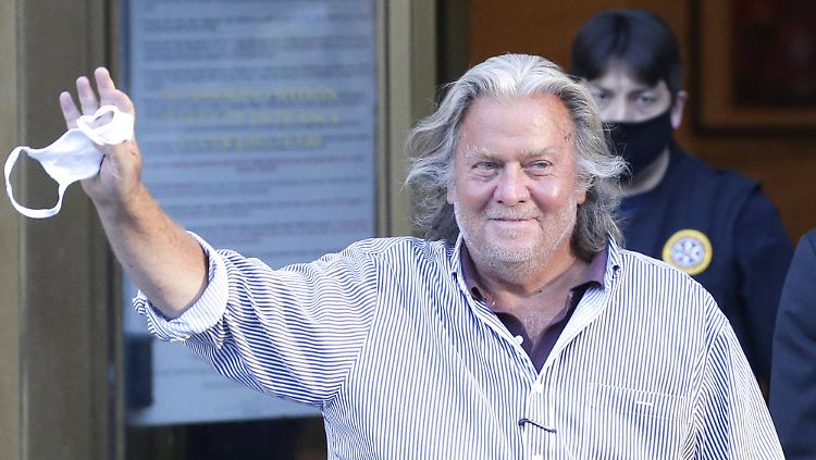 Steve Bannon würde weniger barmherzig mit Anthony Fauci und Christopher Wray vorgehen als der noch amtierende US-Präsident.