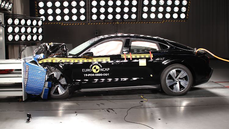 Mit 50 km/h werden die Fahrzeuge, im Bild ein Porsche Taycan, beim Euro-NCAP-Crash-Test gegen ein Hindernis gefahren.