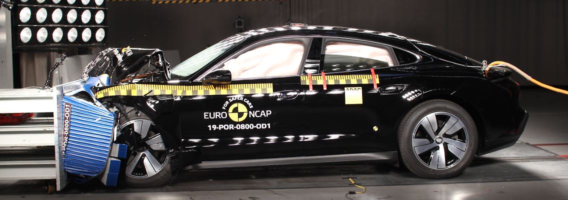 Mit 50 km/h werden die Fahrzeuge, im Bild ein Porsche Taycan, beim Euro-NCAP-Crash-Test gegen ein Hindernis gefahren.