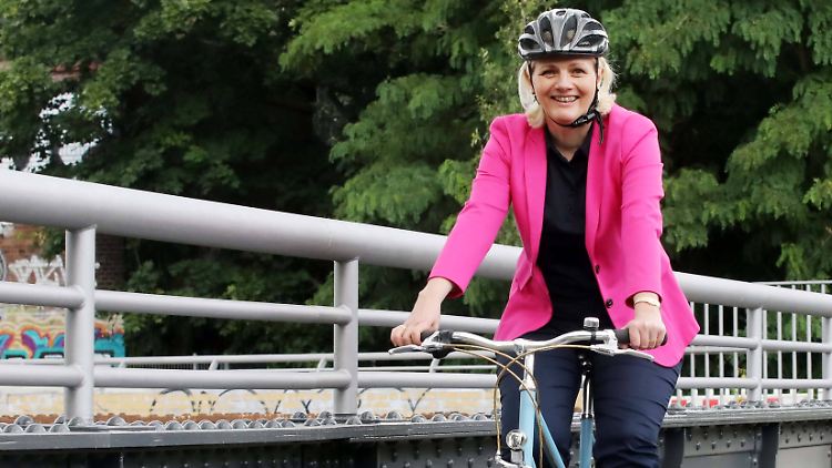 Aufs Rad nur für das Pressefoto? Verkehrssenatorin, so Gerüchte, benutzt am liebsten das Auto.