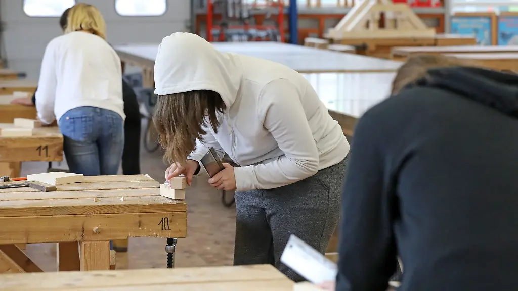 Beim-Girls-Day-und-Boys-Day-koennen-Schuelerinnen-und-Schueler-in-MV-in-Unternehmen-und-Einrichtungen-in-Mecklenburg-Vorpommern-technische-und-soziale-Berufe-erkunden