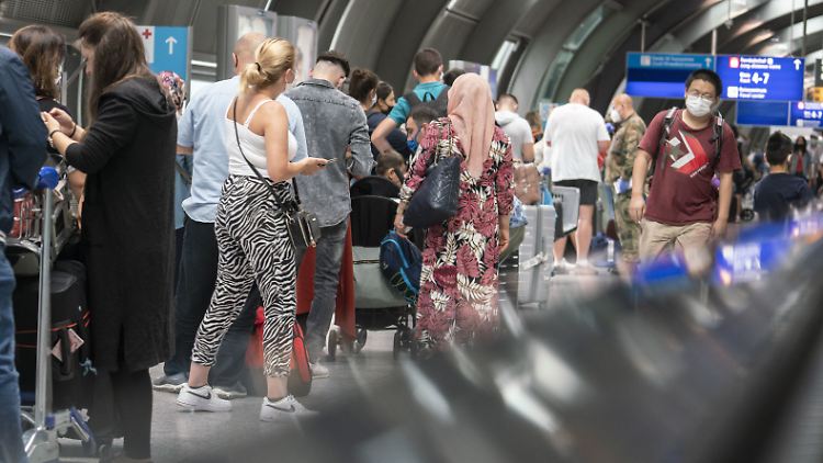 Reisende am Flughafen Frankfurt: Täglich werde eine "unfassbare Menge Papier" bearbeitet.