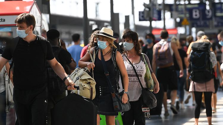Die vermehrte Reisetätigkeit ist ein Grund für zuletzt steigenden Neuerkrankungen.