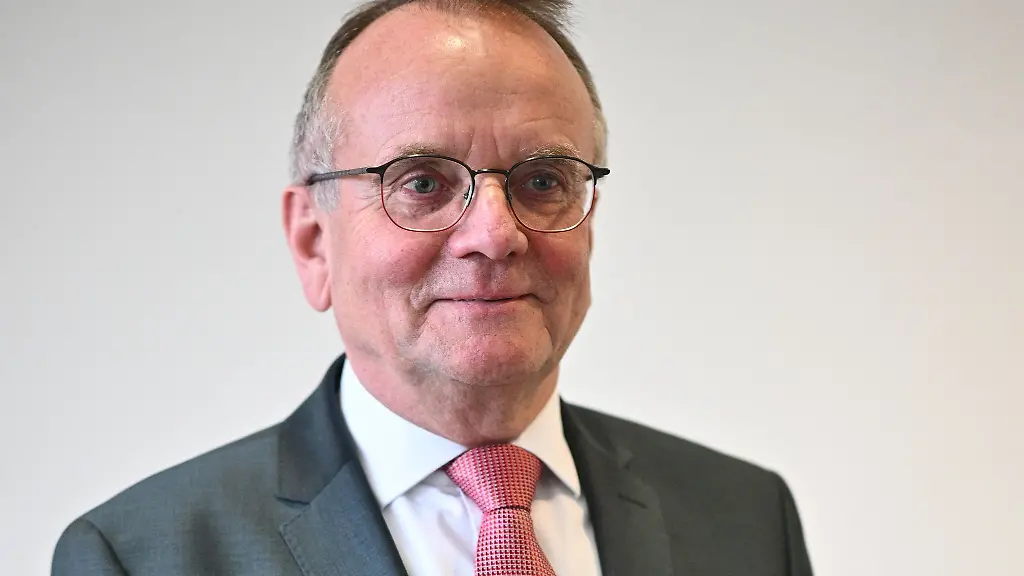 Brandenburgs-Verkehrsminister-Detlef-Tabbert-BSW-fordert-eine-langfristige-Sicherung-des-Deutschland-Tickets-und-eine-Entlastung-fuer-den-Luftverkehr