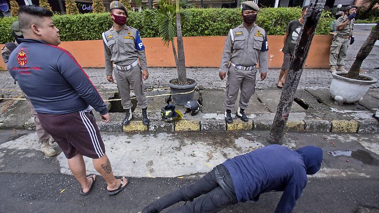 Nach einem Verstoß gegen die Maskenpflicht in Indonesien muss ein Mann zur Strafe öffentlich Liegestütze machen.