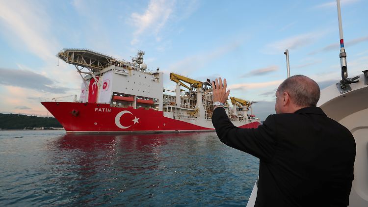 Recep Tayyip Erdogan winkt dem auslaufenden Bohrschiff "Fatih" zu.