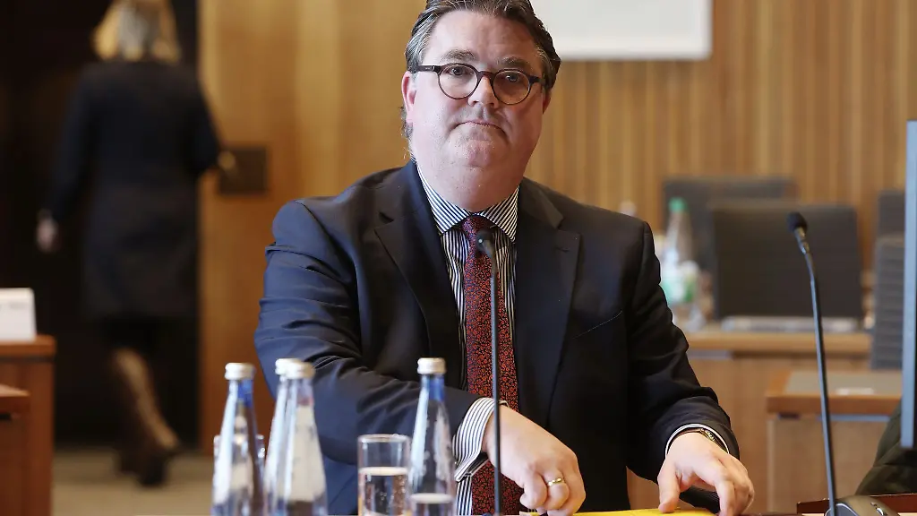 Als-Zeuge-im-Untersuchungsausschuss-Ansgar-Heveling